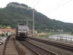 br-185-mrce 185 551-9 der MRCE fuhr am 18.07.10 durch K�nigstein. Oberhalb ist die Festung K�nigstein.