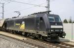 Die 185 573 der Railservice Alexander Neubauer f�hrt in Richtung ...