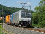 br-185-private 185 671-5 mit Containerzug in Fahrtrichtung S�den. Aufgenommen am 07.07.2010 bei Mecklar.