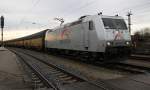 185 531-1 von TXLogistik wartet am 15.12.2011 im Bahnhof Landshut ...