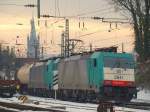 BR 186 Cobra 186 233 zieht am 13.01.2010 ihre Schwester 186 205 und einen Kesselzug von Gremberg kommend in den Aachener Westbahnhof. Dort wird umgespannt und es geht weiter nach Belgien. Im Hintergrund ist die Kirche Sankt Jakob zu sehen. Das Bild enstand mittags um 12.30 Uhr. Der Himmel rei�t kurz auf, 5 min. sp�ter schneit es so stark, das es nicht mehr m�glich war weiter zu fotografieren.