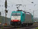 Bei miesem Regenwetter rangiert am 26.08.2010 Cobra 186 209 in ...