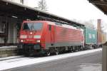 189 005 steht in Ludwigslust abgeb�gelt am Bahnsteig 1. 04.02.2010 ...