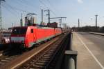 BR 189 189 037 zieht mit ihrer Schwesterlok einen G�terzug am 19.03.10 durch Frankfurt(Main).