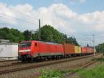 189 017-7 am 26.06. 10 mit einem Container Ganzzug am Hp. ...