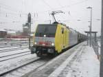 Hier 189-915 mit einem Kesselwagenzug nach Stendell, bei der Durchfahrt ...