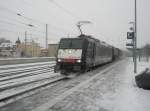 br-189-dispolok hier ES 64 F4-280 mit einem Kesselwagenzug nach Stendel, bei der Durchfahrt am 9.1.2010 durch Angerm�nde.