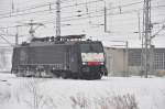 ES 64 F4 282 solo in Schleichfahrt aus Richtung Greifswald ...