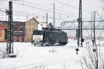 br-189-dispolok ES 64 F4 282 f�hrt solo in den Bf Stralsund ein am 15.02.2010 - drei Schneeflocken und ein paar Kilometer mehr noch, dann d�rfte der Hintern fast ganz wei� sein -