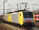 br-189-dispolok Lokportrait der ES 64 F4-030 und ES 64 F4-004 bei der Durchfahrt mit einem Containerzug in M�nchen-Trudering am 20.03.10.