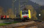 ES 64 F4-008 (E189 908RT) legt sich mit ihrem Containerzug ...
