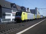 189 809RT (-008) f�hrt mit einem Containerzug durch Butzbach, 28.04.2010 ...