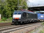 ES64F4 282 vor Containerzug in Oberhausen.
  ...