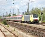 br-189-dispolok Der Einsatz der 189 vor den Brenner-EC soll nun sukzessive weniger werden, bevor er dann irgendwann eingestellt wird. Am 25.5.2010 wartete ich deshalb am Heimeranplatz in M�nchen extra noch ein wenig l�nger in der Hoffnung, dass eine 189 mit einem Brenner-EC vorbeikommt. Dies geschah dann auch gl�cklicherweise. Eigentlich hatte ich an eine schwarze Lok gedacht, aber auch die gelb-silberne E189 989NC nahm ich wohlwollend hin, zumal die gelb-silbernen Dispoloks auch irgendwann dem schwarzen MRCE-Farbkleid angepasst werden.