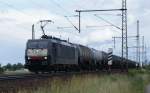 ES 64 F4-211 mit einem Kesselzug am 19.06.2010 bei Dedensen/G�mmer. ...