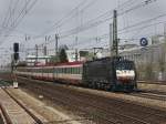 br-189-mrce Die ES 64 F4-094 am 18.04.2010 mit einem Brenner EC bei der Durchfahrt am Heimeranplatz (M�nchen) 
