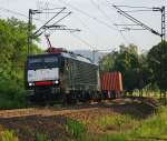 189 105 (ES 64 F4-105) legt sich mit ihrem Containerzug ...