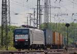 189 287 mit einem G�terzug bei der Durchfahrt in K�ln ...