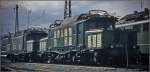 br-194-e-94-dr-254 Gro�wildjagd in Singen/Htw. Vor 31 Jahren waren sie noch Stammg�ste; die Krokodile waren die einzigen Altbauloks, die den Weg in die N�he des Bodensees fanden. 194 184, 194 193 und 150 193 bei der Sonntagsruhe fernab ihres des Bbw Kornwestheim. (26.02.1979)