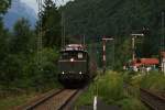 br-194-e-94-dr-254 194 051 mit zwei Wagen (fuhr f�r BLB 73968) am 17.07.2010 bei der Einfahrt in Piding.