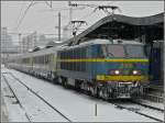 BR 20 Beide Stromabnehmer oben, wartet die 2005 mit ihren SNCF Wagen im Bahnhof von Luxemburg auf die Abfahrt nach Br�ssel. 21.12.09 (Jeanny)