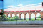 BR 201 eine V100 Ost zieht ihren Zug �ber eine Br�cke an einer Br�cke - Wandbild an der Frankfurter Galluswarte, 11.03.2010
