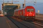 br-2016 2016 001 mit einem Hilfszug hat soeben die Donau in Wien �berquert und konnte am 05.12.2009 in Wien Praterkai im allerletzen Sonnenlicht des Tages festgehalten werden.