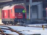 br-2016 2016 068-5 n�hert sich mit einem Verschubarbeiter einem Eas-Wagen ;091222