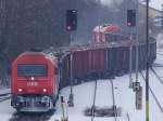 br-2016 2016 077-8 windet sich mit dem aus 18Eaos bestehenden R�benzug78819 unter Mithilfe von Schwester 068-5 �ber die Weichen des Bhf. Ried i.I.;091221