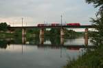 R 9582 von Wien nach Marchegg spiegelt sich im Entlastungsgerinne. ...