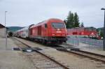 br-2016 Regionalzug 2016 061, unterwegs zwischen Krems an der Donau und St.P�lten, hier im Bahnhof Statzendorf.Rechts sieht man ein Tandem, vorne 2143 055-8 stehen.