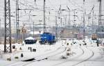 203 011 der PRESS mit ihren 2 Wagen im Bf ...