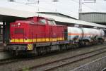 Die 203 006-2 von Duisport Rail zieht zwei Kesselwagen durch ...