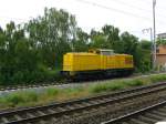 203 305-8 der DB Netz Instandhaltung durchf�hrt den Elmshorner Bahnhof. ...