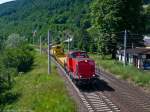 BR 203 203 120-1 kommt mit ein paar Baufahrzeugen im Schlepptau �ber die Saalbahn durch Uhlst�dt gefahren. (14.07.2010)