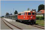 br-2043 Sonderzug E 16245 von Wien FJB nach Bad Radkersburg am 10.7.2010, ab Spielfeld-Stra� mit 2043 005 bespannt, aufgenommen beim Halt in Mureck.