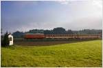 Die blutorange 2043.005 zieht den SR19964 (Linz Urfahr-Rottenegg-Aigen) in den ...