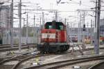 br-2068 Dieselverschublok 2068 042 f�hrt gerade in Richtung Wien Meidling um neue Aufgaben zu �bernehmen. Im Hintergrund sieht man die neu errichtete Serviceeinrichtung Matzleinsdorf. 10.4.2010 