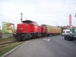 2070 058-9 Schiebt Leere Schiebewandwagen �ber einen Bahn�bergang zum Kunden ...