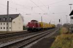 hier f�hrt V100 2335 am 06.11.09 mit einen Bauzug durch ...