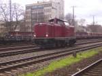 Eine Rote V100 bei der durchfahrt durch K�ln West am ...