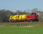 V100 2335 der NeSA ist mit Speno-Bauzeug auf der Fahrt ...