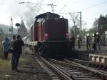 br-211-db-v-100 V 100 wird als Schubhilfe eingesetzt. Er h�ngt am 300 Meter Sonderzug hinten dran und unterst�tzt die Br 44 bis nach Luxemburg und wieder zur�ck nach Linz am Rhein am 24.4.10