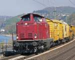 br-211-db-v-100 V100 2335 mit einem Bauzug auf der rechten Rheinstrecke (hinter Linz) am 24.04.2010