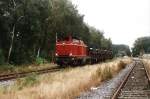 br-211-db-v-100 D25 der BE AG mit G�terzug 307 bestehende aus zwei Wagens mit milit�rische Fahrzeuge zwischen Bentheim-Nord und Ochtrup-Brechte in Gildehaus am 01-10-2001. Bild und scan: Date Jan de Vries. 