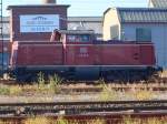 212 381-8 von der EfW-Verkehrsgesellschaft mbH steht mit einem Schotterzug ...