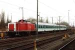 212 047-5 auf Emden Hauptbahnhof am 7-4-2001. Bild und scan: ...
