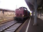 Br 212 steht mit einem Gleisbau Zug im Bahnhof Brohl ...
