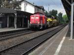 br-212-db-10020 Br 212 f�hrt am 24.7.10 mit einem Bauzug durch den Bahnhof Beuel