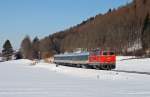 br-2143 F�r die einzigen wirklichen Winterfotos mit Sonne musste ich in diesem Winter �ber 300 Kilometer in Richtung S�den fahren – n�mlich ins Oberallg�u. In meiner Heimat, der Rhein-Neckar Region, klappte es in diesem Winter leider nicht ein einziges Mal mit Schnee und Sonne. Am 16. Februar 2010 erreicht 2143.021 der Staudenbahn-Verkehrsgesellschaft mit dem um rund 40 Minuten versp�teten ALX 39956 von M�nchen nach Oberstdorf in K�rze den Bahnhof von Altst�dten.
